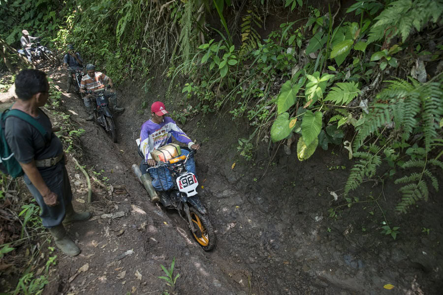 Para petani HKm Pala Makmur menembus setapak sempit, dalam dan licin dengan mengendarai sepeda motor gurandong. Foto oleh Agus Prijono